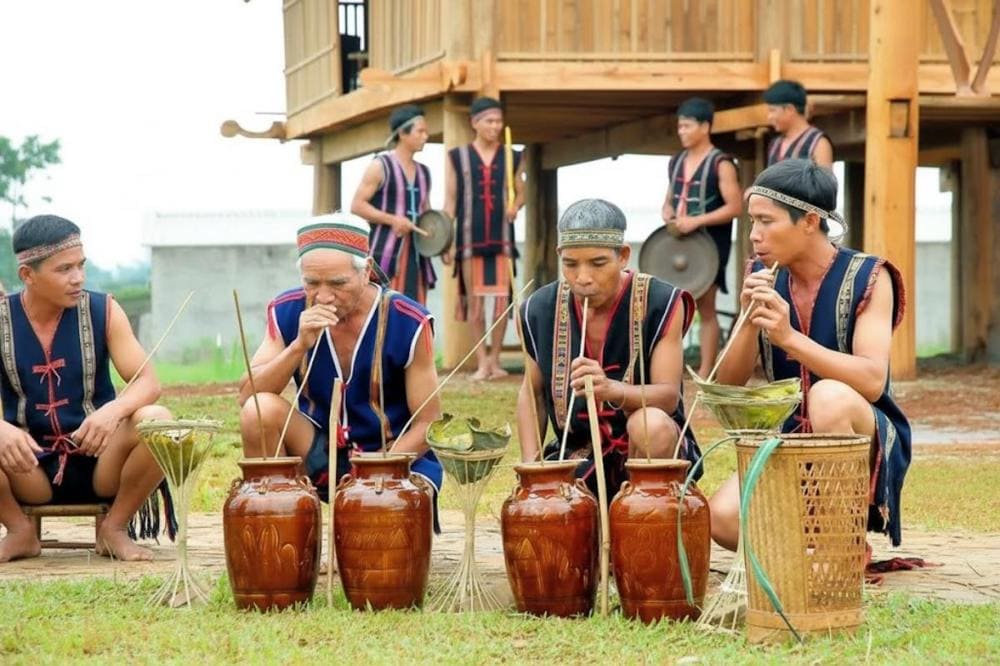 Rượu cần l&agrave; thức uống kh&ocirc;ng thể thiếu trong mỗi dịp lễ hội, tiệc t&ugrave;ng.